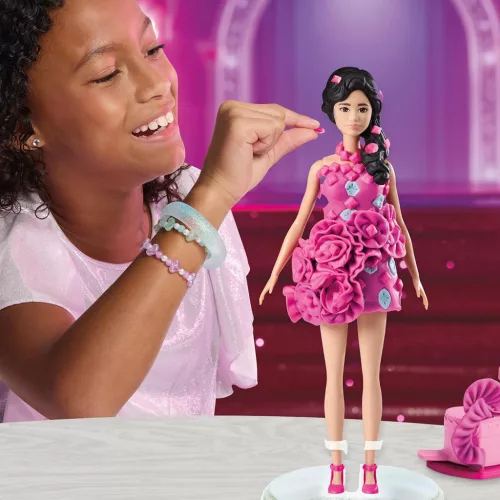 Play-Doh Barbie Csillogó ékszerek és szalagok gyurma szett babával – Hasbro
