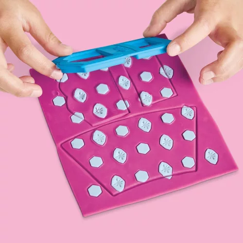 Play-Doh Barbie Csillogó ékszerek és szalagok gyurma szett babával – Hasbro